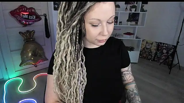 Snapshot of HoneySallyMoore chatting on May 12, 2026, 8:17 pm HoneySallyMoore online show from May 12, 2026, 8:17 pm
