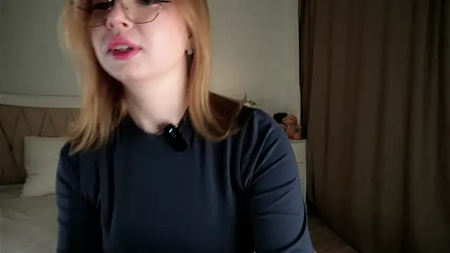 Snapshot of EdlaHames chatting on February 19, 2025, 10:34 am EdlaHames online show from February 19, 2025, 10:34 am