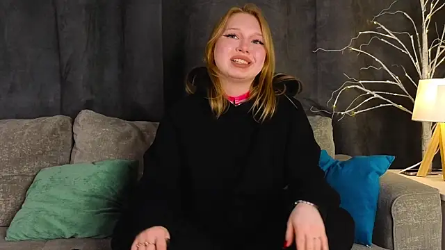 Snapshot of EdlaHames chatting on March 11, 2025, 10:51 am EdlaHames online show from March 11, 2025, 10:51 am