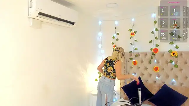 CandieGilson   online show from October 6, 2025, 12:46 pm