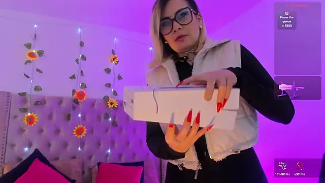 CandieGilson   online show from October 8, 2025, 11:41 am