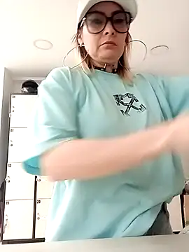 CandieGilson   online show from October 13, 2025, 12:38 pm