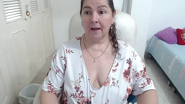 leonela 69 online show from April 13, 2026, 1:05 pm