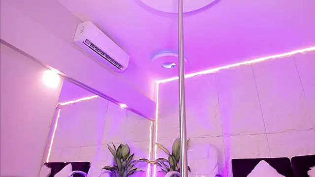 MelanieHillss online show from December 17, 2025, 4:40 am