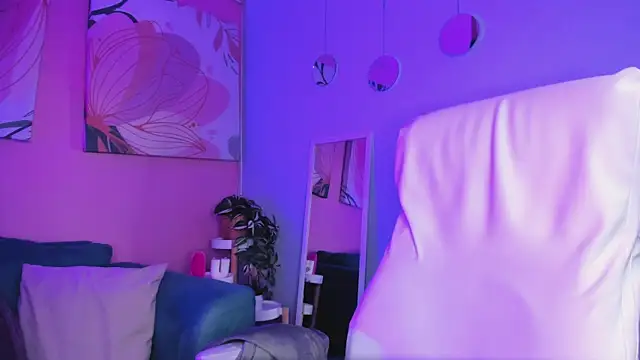 Bella walker  online show from September 15, 2025, 8:20 pm