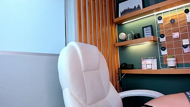 Bella walker  online show from October 16, 2025, 10:11 pm