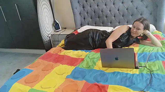 eatmypie69 online show from April 13, 2026, 9:59 am