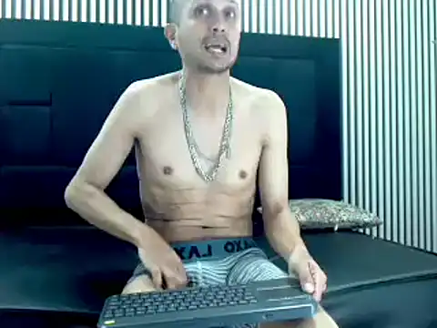 JhonTorres018 online show from February 18, 2025, 6:48 am