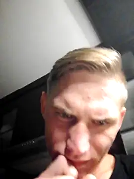 Ruanie online show from April 16, 2026, 9:39 pm