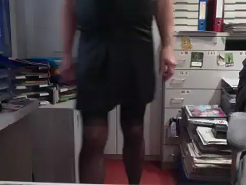 HMStraps01 online show from November 6, 2025, 2:29 pm