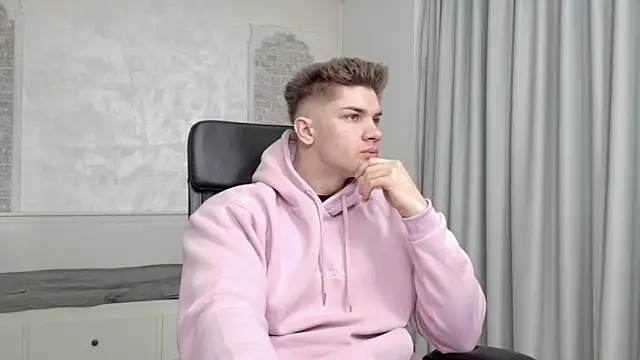 MaxKaiden online show from April 3, 2026, 4:21 am