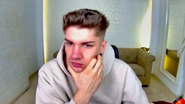 MaxKaiden online show from April 17, 2026, 4:48 am