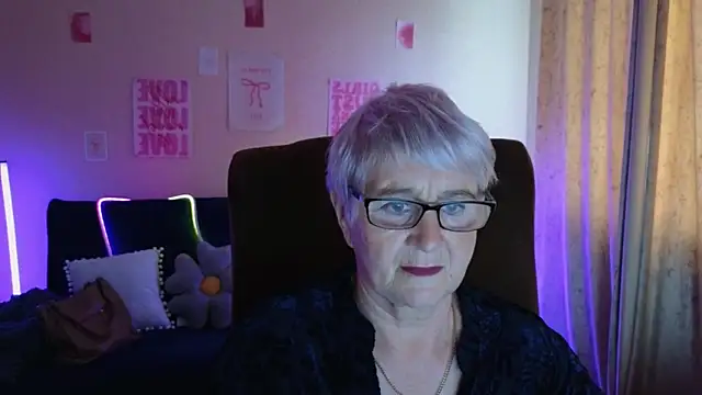Snapshot of Sandra_Snowflake chatting on May 11, 2026, 10:54 am Sandra Snowflake online show from May 11, 2026, 10:54 am
