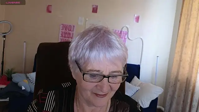 Snapshot of Sandra_Snowflake chatting on May 14, 2026, 4:08 am Sandra Snowflake online show from May 14, 2026, 4:08 am