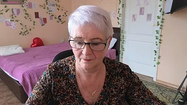 Snapshot of Sandra_Snowflake chatting on June 3, 2026, 11:35 am Sandra Snowflake online show from June 3, 2026, 11:35 am