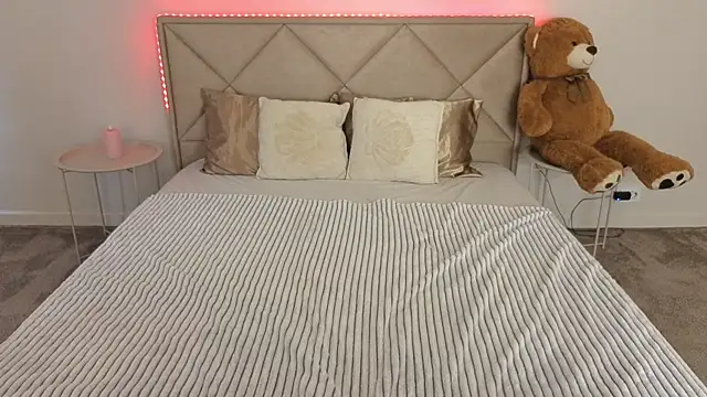 PaigePrado online show from April 15, 2026, 5:47 am