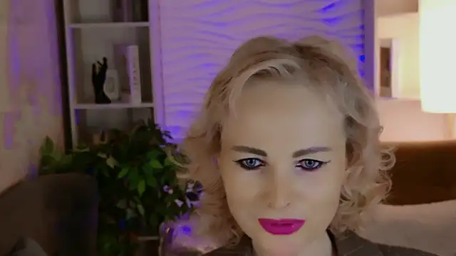 Snapshot of Sandra_Kind chatting on May 20, 2026, 5:35 am Sandra Kind online show from May 20, 2026, 5:35 am