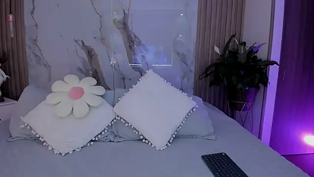 miss martiina online show from November 26, 2025, 2:01 am