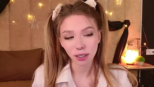 Snapshot of Sierra_Fane chatting on April 27, 2026, 6:00 am Sierra Fane online show from April 27, 2026, 6:00 am