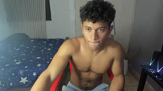 Snapshot of Fox2evans chatting on February 24, 2026, 7:56 pm Fox2evans online show from February 24, 2026, 7:56 pm