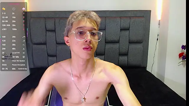 Snapshot of skinny_bigcock02 chatting on October 6, 2025, 6:27 pm skinny bigcock02 online show from October 6, 2025, 6:27 pm