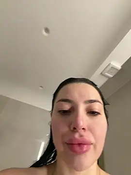 Mia Splash online show from February 11, 2026, 7:57 am