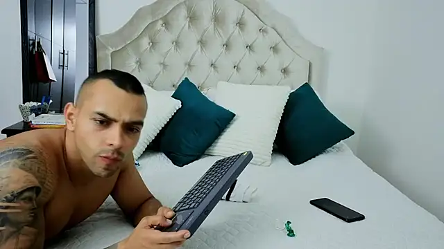 Snapshot of Bastiandelux chatting on October 9, 2025, 11:36 pm Bastiandelux online show from October 9, 2025, 11:36 pm