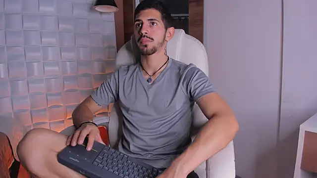 AlejandroStormm online show from November 19, 2025, 8:20 pm