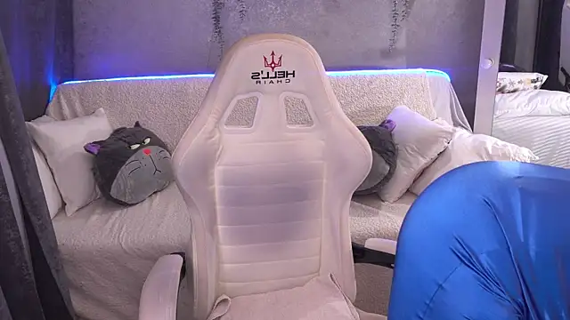 LilyFoxyy online show from November 27, 2025, 8:00 pm