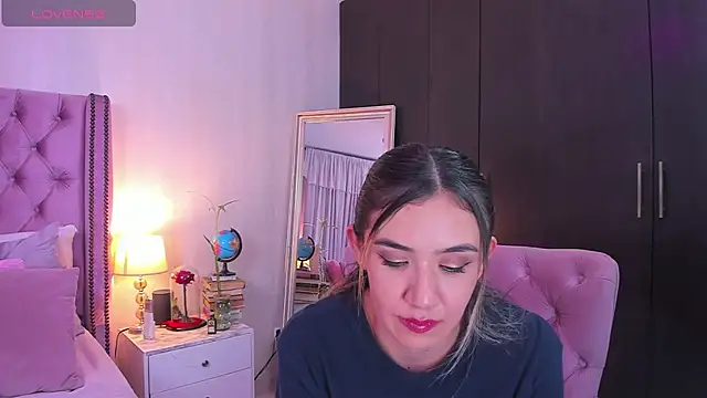 natashaleightt online show from March 11, 2025, 3:26 am