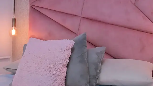 SalomeHills   online show from February 28, 2025, 3:48 pm