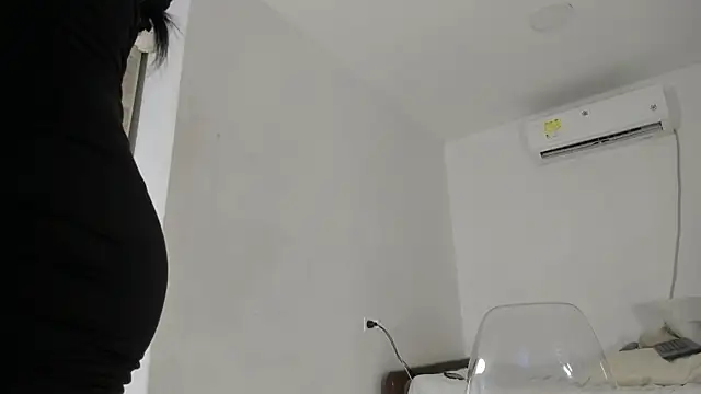 flor herrera01 online show from March 15, 2025, 4:35 am