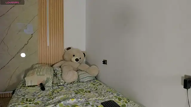 flor herrera01 online show from April 1, 2026, 7:09 am