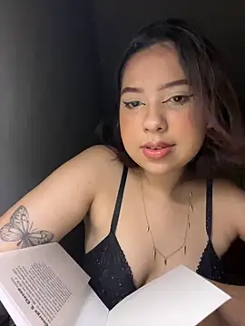 Snapshot of KiaraCut chatting on April 5, 2026, 1:25 am KiaraCut online show from April 5, 2026, 1:25 am