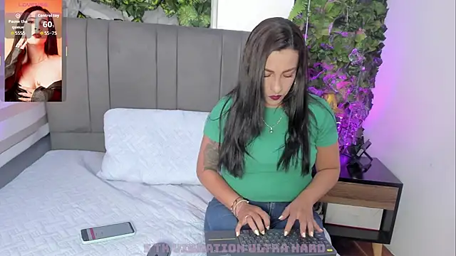 Snapshot of Bella_williamss_ chatting on October 7, 2025, 8:17 pm Bella williamss online show from October 7, 2025, 8:17 pm