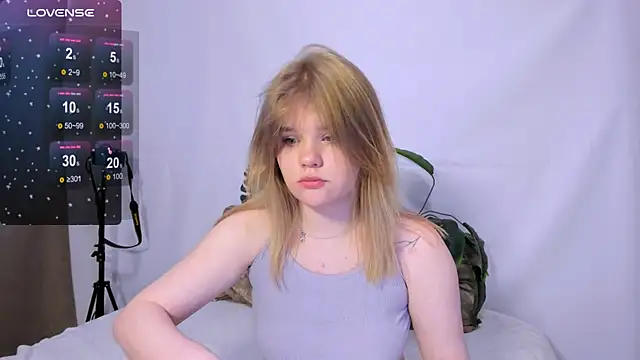 Snapshot of LaseyMoon chatting on March 6, 2025, 9:25 am LaseyMoon online show from March 6, 2025, 9:25 am