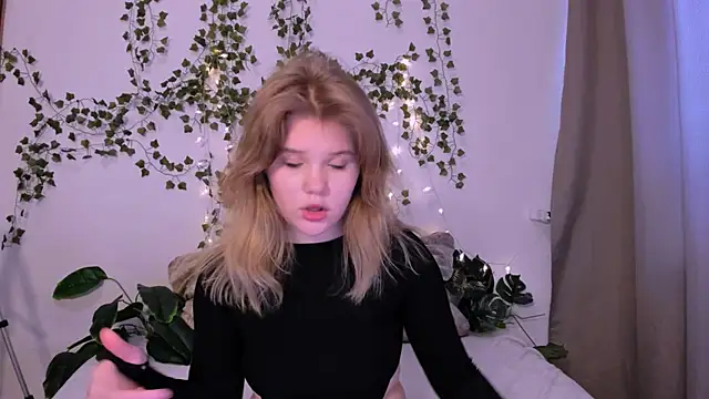 Snapshot of LaseyMoon chatting on March 20, 2025, 4:18 am LaseyMoon online show from March 20, 2025, 4:18 am