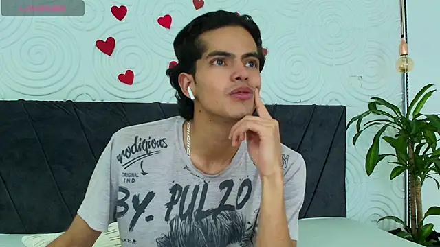 Snapshot of Maximoherrera_16 chatting on March 5, 2025, 10:11 am Maximoherrera 16 online show from March 5, 2025, 10:11 am