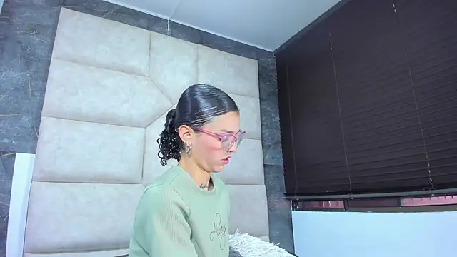 Vaiolett Smith online show from April 13, 2026, 2:44 pm