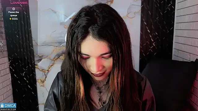 Snapshot of MaeveKuro chatting on April 27, 2026, 4:10 am MaeveKuro online show from April 27, 2026, 4:10 am