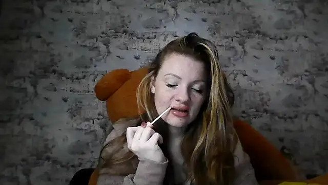 Eveline May online show from December 15, 2025, 5:28 pm