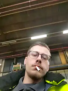 Snapshot of luckyluuk25 chatting on February 25, 2025, 1:17 pm luckyluuk25 online show from February 25, 2025, 1:17 pm