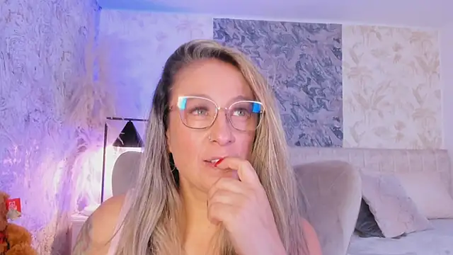 Liannaa  online show from October 30, 2025, 7:58 pm