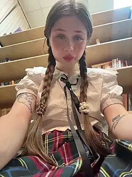 Snapshot of melicious_ chatting on December 2, 2025, 6:19 am melicious online show from December 2, 2025, 6:19 am