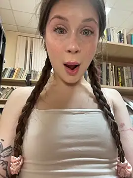 Snapshot of melicious_ chatting on February 4, 2026, 5:35 am melicious online show from February 4, 2026, 5:35 am