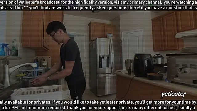 Snapshot of yetieater chatting on December 11, 2024, 5:59 pm yetieater online show from December 11, 2024, 5:59 pm