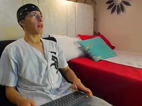 Snapshot of Andrew_Wolff chatting on November 4, 2025, 3:38 am Andrew Wolff online show from November 4, 2025, 3:38 am