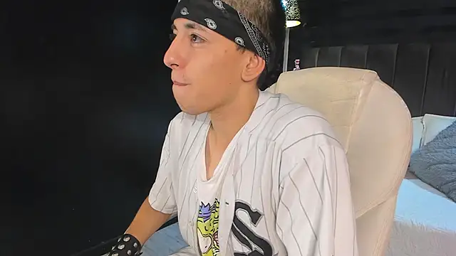 Snapshot of Andrew_Wolff chatting on November 6, 2025, 2:23 am Andrew Wolff online show from November 6, 2025, 2:23 am