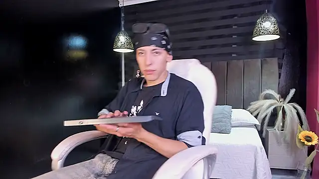 Snapshot of Andrew_Wolff chatting on November 7, 2025, 3:28 am Andrew Wolff online show from November 7, 2025, 3:28 am