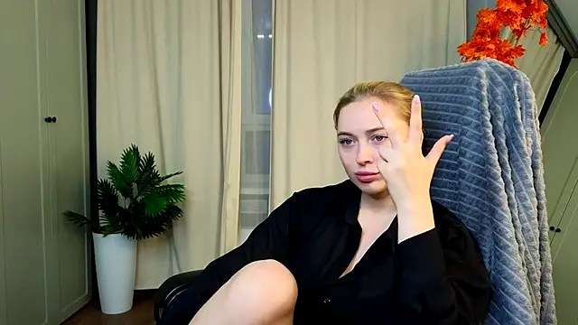 christie luv online show from November 19, 2025, 2:28 pm